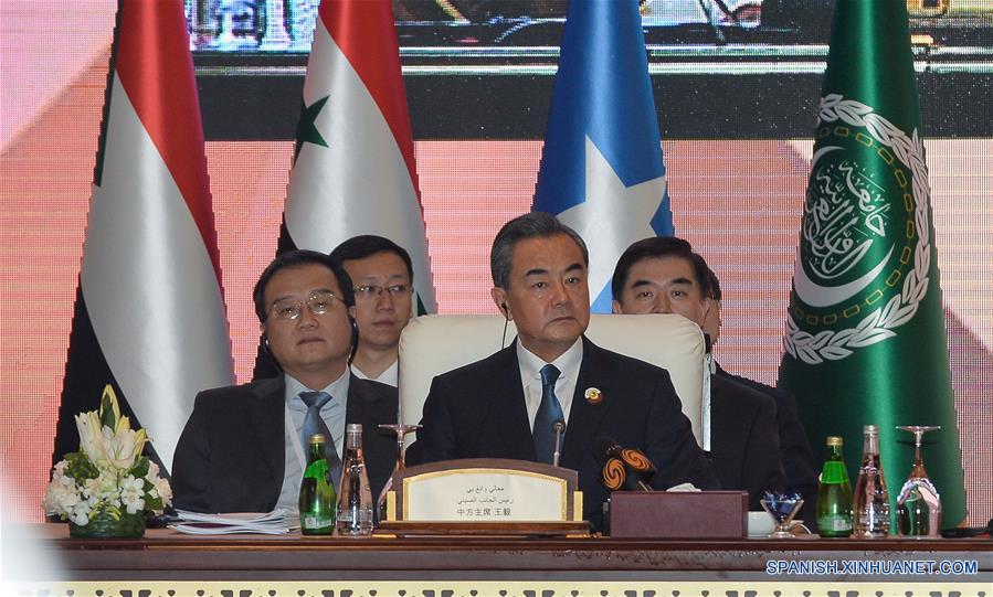 El canciller chino, Wang Yi asiste a la ceremonia inaugural de la séptima conferencia ministerial del Foro de Cooperación China-Estados Arabes (FCCEA) en Doha, capital de Qatar, 12 de mayo de 2016. (Xinhua / Nikku)