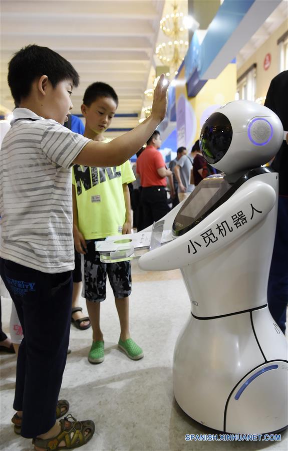 Ni?os interactúan con un robot llamado Xiao Mi, en una exposición sobre los logros de China en materia de ciencia y tecnología durante el XII Plan Quinquenal periodo 2011-2015, en Beijing, capital de China, el 5 de junio de 2016. La exposición durará del 1 al 7 de junio en el Centro de Exposiciones de Beijing. (Xinhua/Chen Yehua)