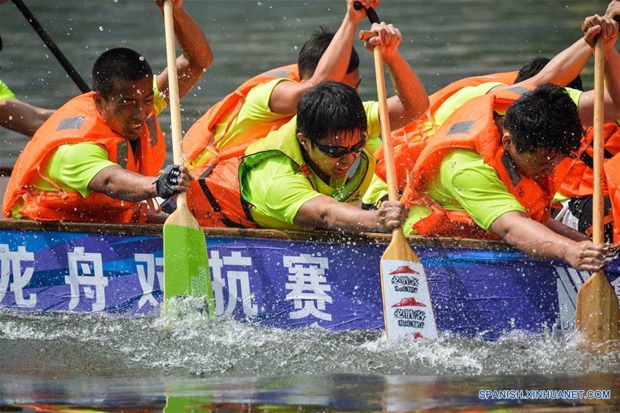 Competidores de la Universidad de Tianjin participan durante una carrera de botes del dragón en Tianjin, en el norte de China, el 9 de junio de 2016. El Festival del Bote de Dragón, o Festival Duanwu, tradicionalmente se celebra en el quinto día del quinto mes en el calendario lunar Chino, que este a?o es el 9 de junio. (Xinhua/You Sixing)