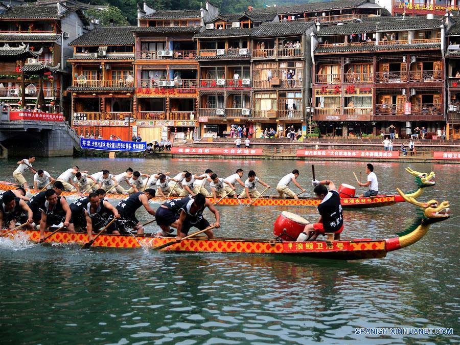 Personas compiten durante una carrera de botes del dragón en Fenghuang, provincia central de Hunan, China, el 9 de junio de 2016. El Festival del Bote de Dragón, o Festival Duanwu, tradicionalmente se celebra en el quinto día del quinto mes en el calendario lunar Chino, que este a?o es el 9 de junio. (Xinhua/Peng Biao)