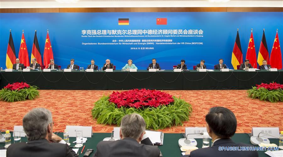 El primer ministro de China, Li Keqiang (d), y la canciller alemana, Angela Merkel, asisten a la reunión del Comité de Asesoría Económica Chino-Alemana, en Beijing, capital de China, el 13 de junio de 2016.(Xinhua/Zhang Duo)