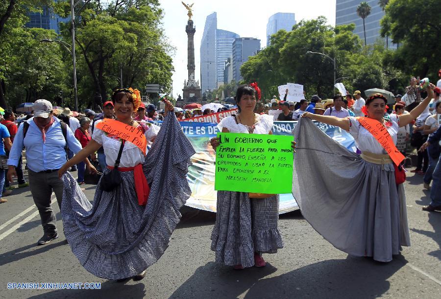 CIUDAD DE MEXICO, junio 17, 2016 (Xinhua) -- Integrantes de la Coordinadora Nacional de Trabajadores de la Educación (CNTE), participan durante una marcha en la Ciudad de México, capital de México, el 17 de junio de 2016. De acuerdo con información de la prensa local, la policía llevó a cabo un operativo para contener a los docentes, que rechazan la reforma educativa promulgada en 2013 por el presidente de México, Enrique Pe?a Nieto. (Xinhua/Str)