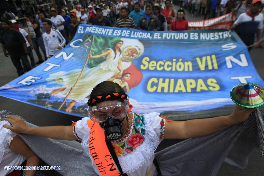 CIUDAD DE MEXICO, junio 17, 2016 (Xinhua) -- Integrantes de la Coordinadora Nacional de Trabajadores de la Educación (CNTE), participan durante una marcha en la Ciudad de México, capital de México, el 17 de junio de 2016. De acuerdo con información de la prensa local, la policía llevó a cabo un operativo para contener a los docentes, que rechazan la reforma educativa promulgada en 2013 por el presidente de México, Enrique Pe?a Nieto. (Xinhua/Str)