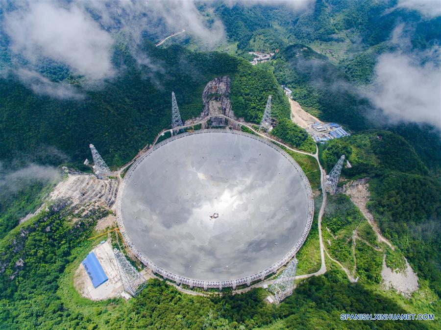  GUIZHOU, junio 21, 2016 (Xinhua) -- Vista del telescopio de apertura sencilla esférica FAST, en el condado de Pingtang, provincia de Guizhou, en el suroeste de China, el 21 de junio de 2016. El Telescopio de Apertura Esférica de 500 metros, o FAST, programado para ser completado en el 2016, se espera que sea el más grande del mundo, superando al Radiotelescopio de Arecibo de Puerto Rico, que tiene 300 metros de diámetro. (Xinhua/Liu Xu)