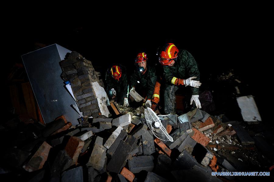 Rescatistas buscan sobrevivientes en la aldea Danping del condado de Funing, ciudad de Yancheng, en la provincia de Jiangsu, en el este de China, el 24 de junio de 2016. Al menos 78 personas murieron, mientras que cerca de 500 personas resultaron heridas, en uno de los desastres naturales más letales registrados en décadas en la provincia oriental china de Jiangsu. Aguaceros, granizadas y el peor tornado desde 1966 azotaron parte de la ciudad de Yancheng a las 14:30 hora local del jueves, destruyeron viviendas y dejaron atrapados a cientos de residentes del lugar bajo los escombros. (Xinhua/Li Xiang)