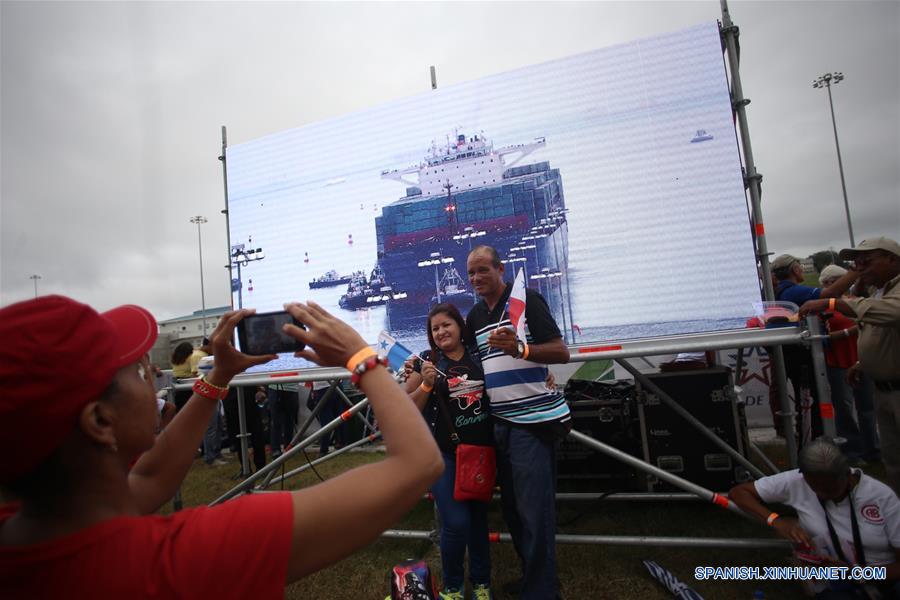 Residentes se toman una fotografía durante el tránsito inaugural del buque "Cosco Shipping Panamá" por el Canal de Panamá ampliado, en la ciudad de Colón, capital de la provincia de Colón, Panamá, el 26 junio 2016. El portacontenedores "Cosco Shipping Panamá" de la naviera China Cosco Shipping Corporation Limited, ingresó el domingo a las 07:40 tiempo local (12:40 GMT) por el Atlántico a las esclusas de Agua Clara e inició el tránsito inaugural hacia el Pacífico por el Canal de Panamá ampliado. (Xinhua/Mauricio Valenzuela)