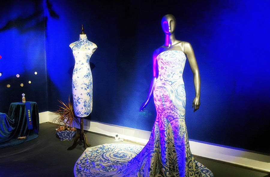 Exposición de ropa tradicional de China, Japón y Corea del Sur en el Centro de Arte 1 + 1 de Beijing, el 27 de junio de 2016. [Foto / cri.cn]