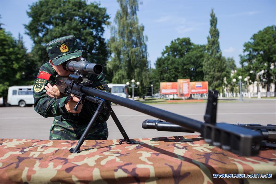 Un soldado de la Fuerza de la Policía Armada Popular (FPAP) de China, prueba equipamiento ruso durante los ejercicios antiterrorismo conjuntos en Moscú, Rusia, el 3 de julio de 2016. Una serie de ejercicios antiterrorismo conjuntos de gran escala empezó el domingo en Moscú con la participación de la FPAP de China y la recién creada Guardia Nacional de Rusia. (Xinhua/Evgeny Sinitsyn)