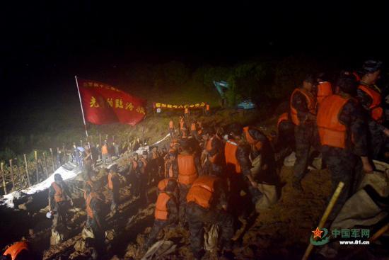 Militares chinos participan en control de inundaciones