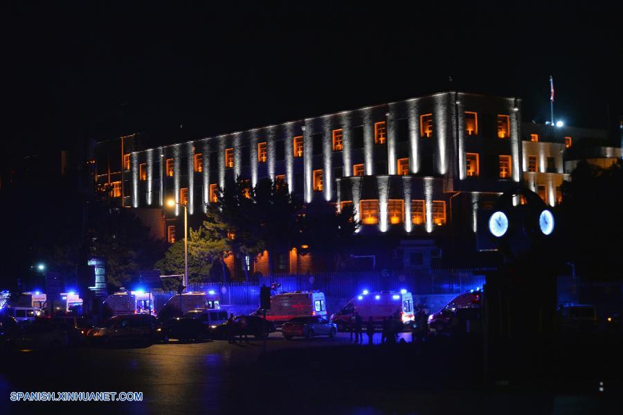 ANKARA, julio 15, 2016 (Xinhua) -- Ambulancias se reúnen cerca de la sede del Estado Mayor General turco, en la ciudad de Ankara, Turquía, el 15 de julio de 2016. El primer ministro de Turquía, Binali Yildrim, dijo el viernes por la noche a medios locales que hubo un intento de amotinamiento en el país. (Xinhua/Mustafa Kaya)