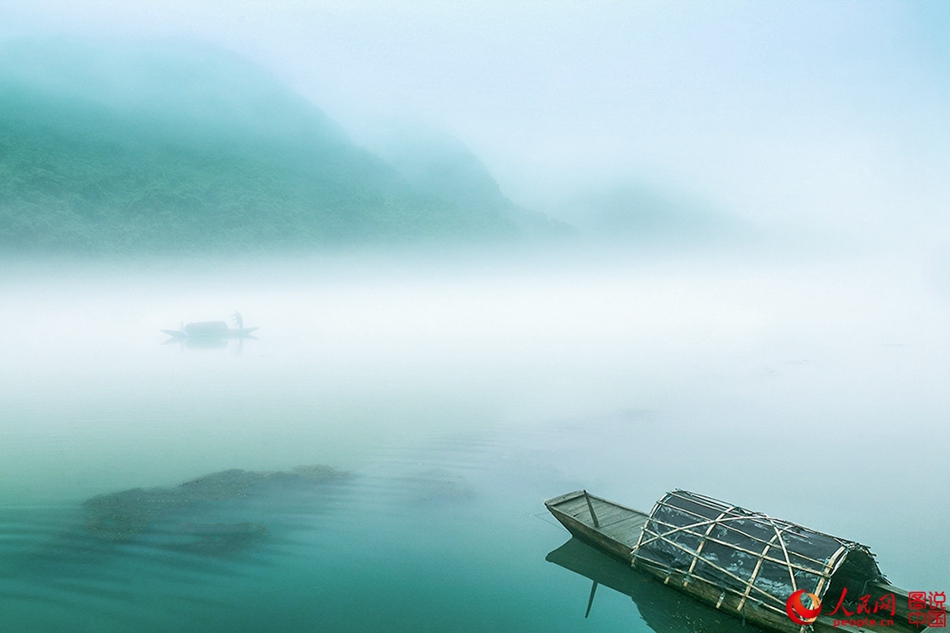 Río Xin'an en la niebla del amanecer