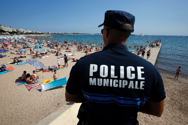 La Policía de Cannes ya ha detenido a unas 10 mujeres por llevar ?burkini? en la playa