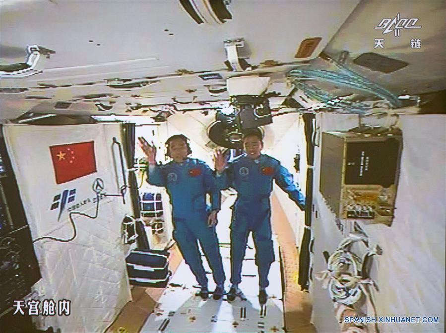 Taikonautas de Shenzhou-11 entran a laboratorio espacial