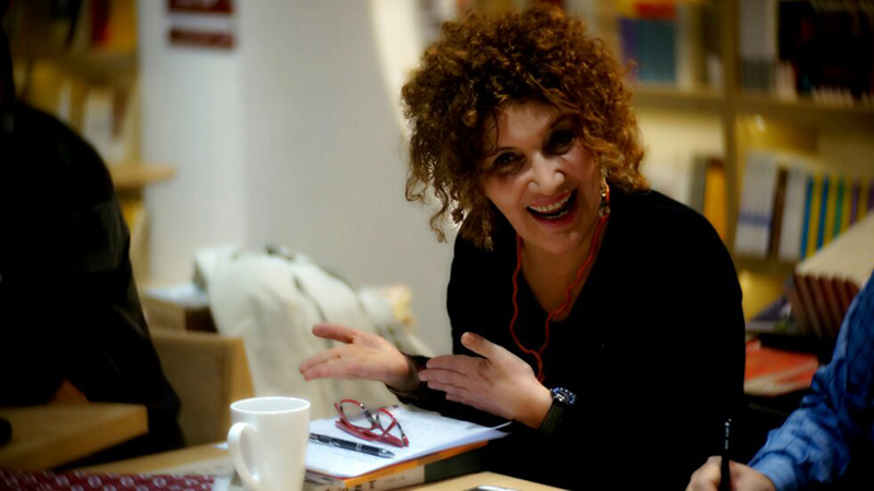 La poetisa mexicana Miriam Moscona, presente en el Encuentro Internacional de Poetas al Puente del Arcoiris del Esbelto Lago del Oeste de Yangzhou. (Foto: YAC)