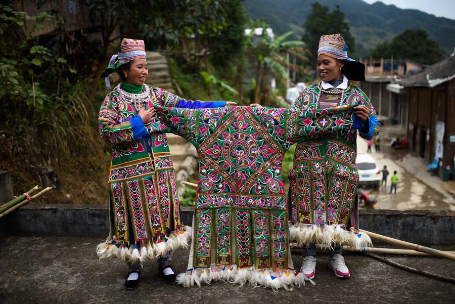 Traje de los cien pájaros de la etnia Miao