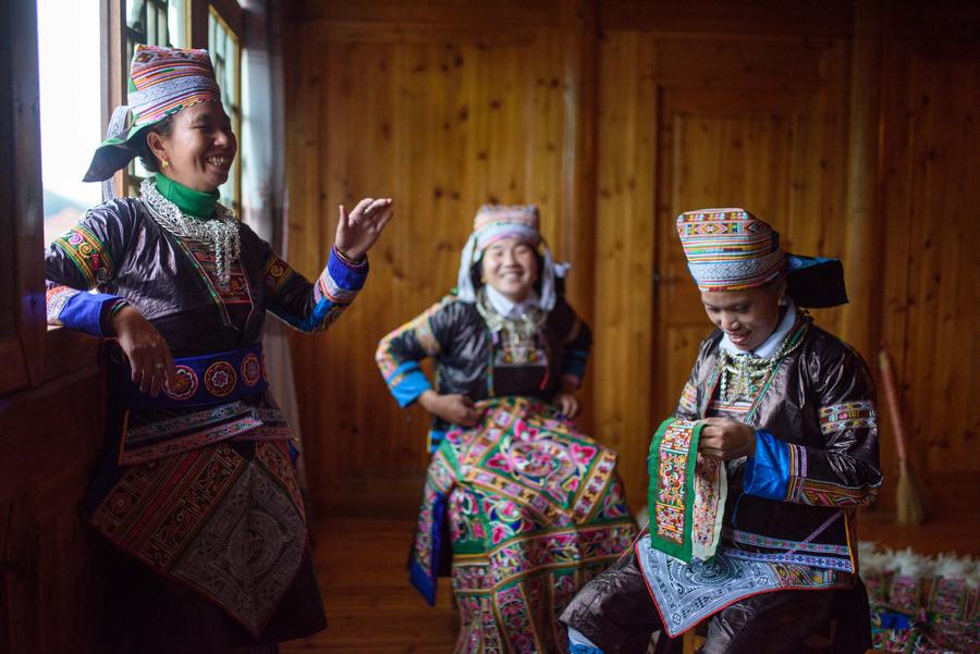 Traje de los cien pájaros de la etnia Miao