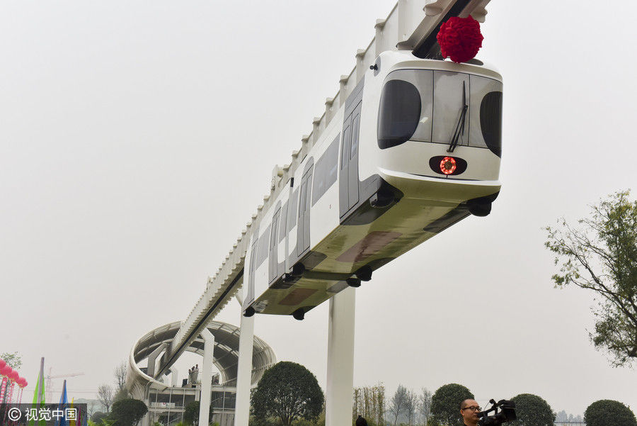 Primer tren chino suspendido impulsado 
por baterías se prueba en Sichuan
