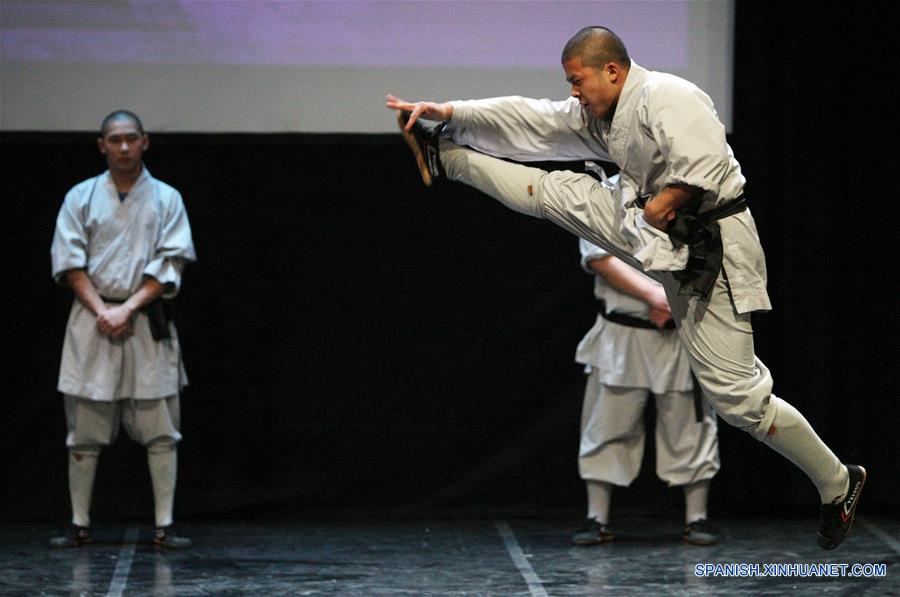 Monjes chinos realizan presentación de artes marciales Shaolin en Chipre