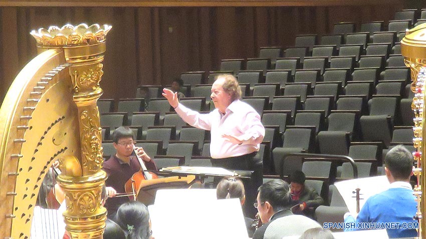 El veterano compositor José Serebrier une musicalmente a Uruguay y China