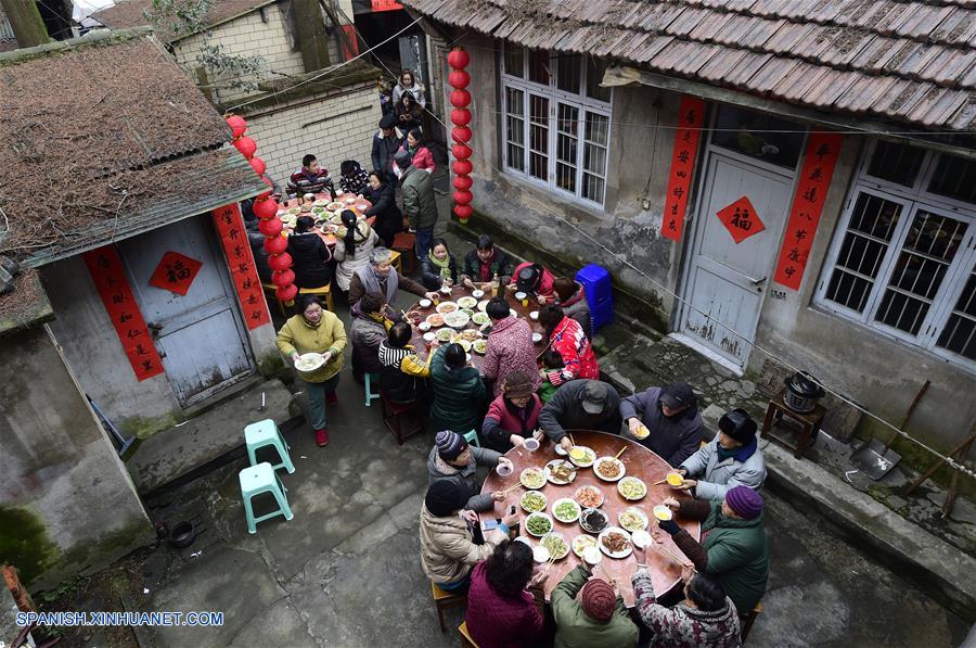  Imagen del 4 de febrero de 2016, de personas cenando con sus vecinos en Hangzhou, capital de la provincia de Zhejiang, en el este de China. El espíritu más importante del A?o Nuevo Lunar chino, o Festival de Primavera, es la reunión familiar. Es también la mejor época para que las personas de todas las edades se reúnan a disfrutar de una deliciosa comida. (Xinhua/Li Zhong)