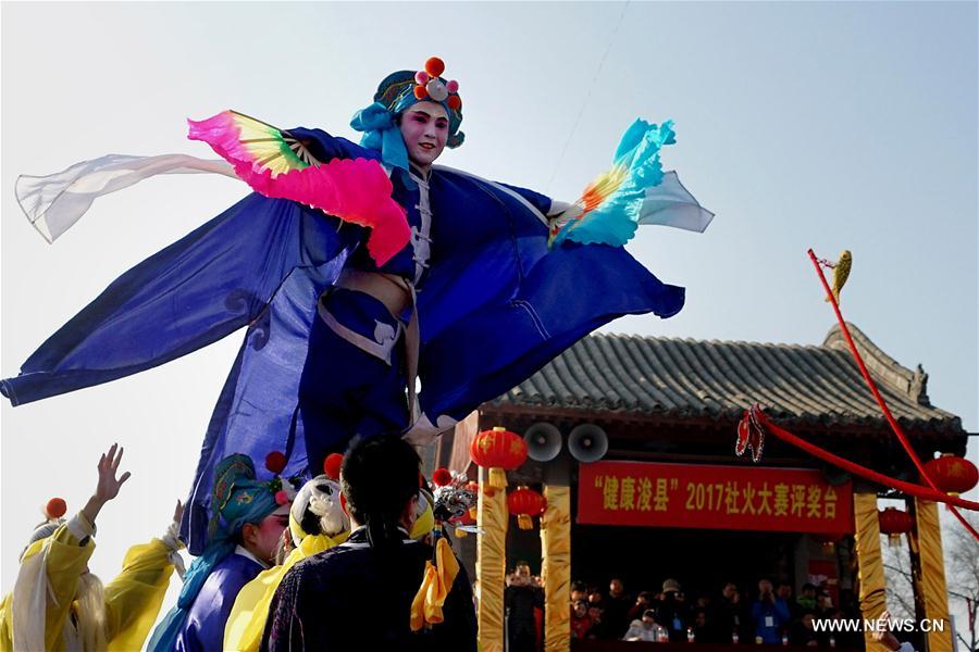 Varios artistas realizan demostración de Shehuo en una feria de templo en Henan