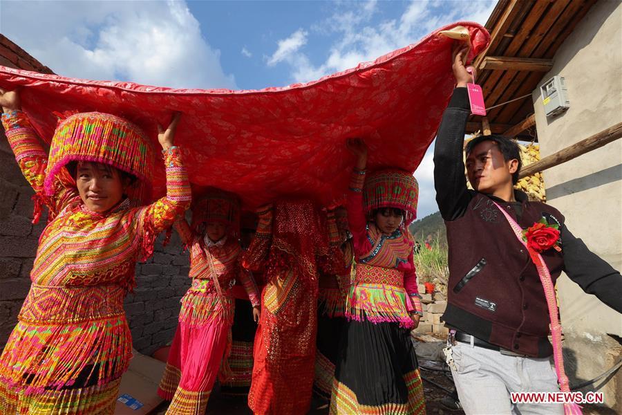 Ceremonia tradicional del grupo étnico Lisu en Sichuan