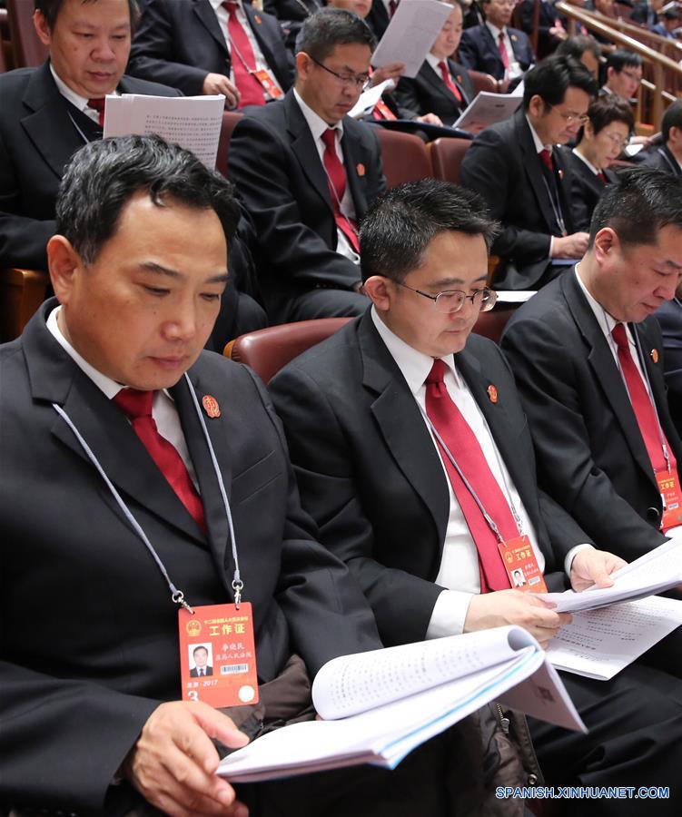 Los miembros del personal de la Tribunal Popular Supremo asisten a la tercera sesión plenaria de la quinta sesión del 12o Congreso Nacional del Pueblo en el Gran Salón del Pueblo en Beijing, capital de China, el 12 de marzo de 2017. (Xinhua/Jin Liwang)