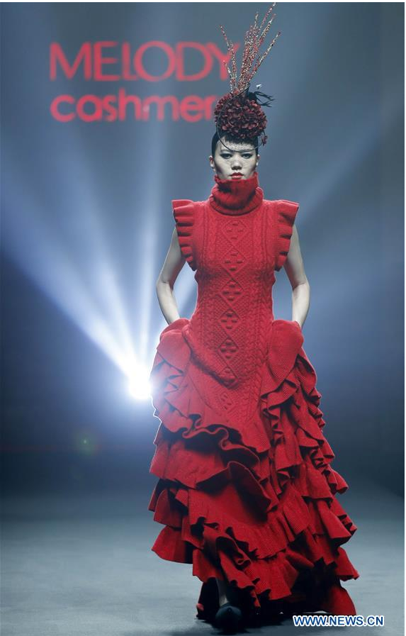 La dise?adora Carey Xu presenta sus creaciones en la Semana de la Moda China