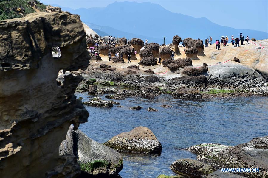 Turistas disfrutan la fantasía paisajística en el Geoparque Yehliu de Taiwán