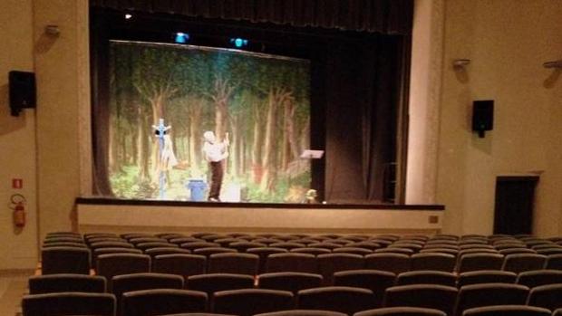 Un conocido actor italiano realiza íntegra su función a teatro vacío