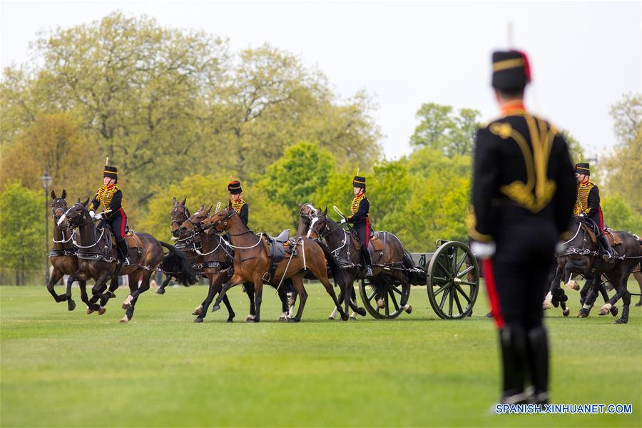  LONDRES, abril 21, 2017 (Xinhua) -- Soldados de la Tropa Real de Artillería Montada a Caballo asisten a la ceremonia de un saludo de 41 ca?onazos de salva en se?al de saludo a la soberana, en el parque de Hyde Park, para celebrar el cumplea?os 91 de la reina Isabel II de Reino Unido, en Londres, Reino Unido, el 21 de abril de 2017. La reina Isabel II de Reino Unido celebró su cumplea?os 91 como la soberana que ha reinado más tiempo dentro de la monarquía británica, por encima de la reina Victoria I de Reino Unido, quien gobernó durante 64 a?os. Para celebrar la ocasión la división del Ejército británico, la Tropa Real de Artillería Montada a Caballo, disparó como cada a?o ca?onazos de salva en el parque de Hyde Park y en la Torre de Londres de esta ciudad, de acuerdo con información de la prensa local. (Xinhua/Tom Nicholson/London News Pictures/ZUMAPRESS)