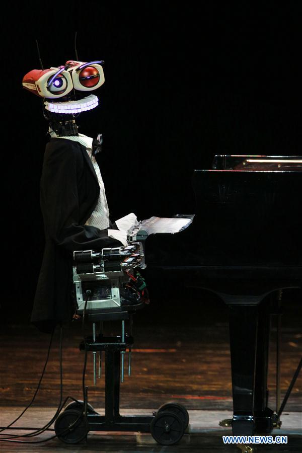 Robot de 53 dedos actúa con un pianista italiano en Tianjin