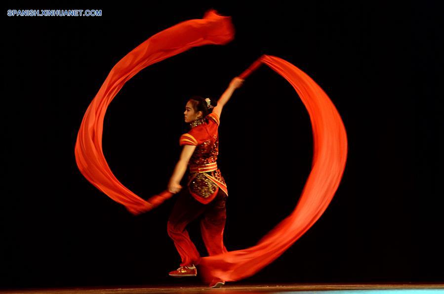 Imagen del 3 de junio de 2017, de una artista china participando durante una gala cultural como parte de los festejos para celebrar los 170 a?os de la presencia china en Cuba, en el Teatro Nacional en La Habana, Cuba. (Xinhua/Joaquín Hernández)