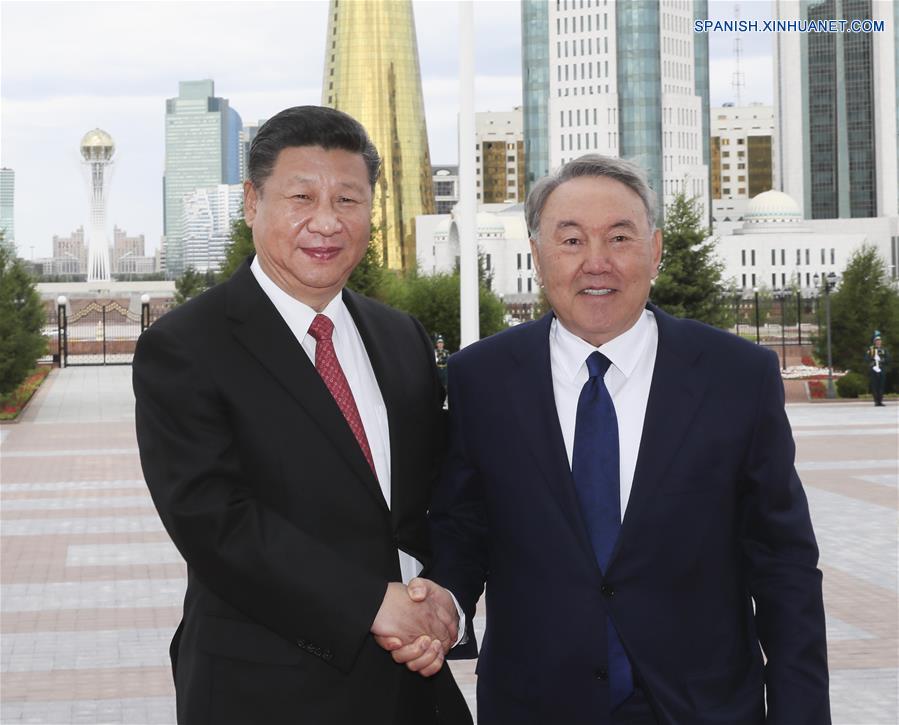 El presidente de China, Xi Jinping (i), asiste a la ceremonia de bienvenida sostenida por su homólogo de Kasajistán, Nursultan Nazarbayev, previo a sus conversaciones, en Astaná, Kazajistán, el 8 de junio de 2017. (Xinhua/Lan Hongguang)