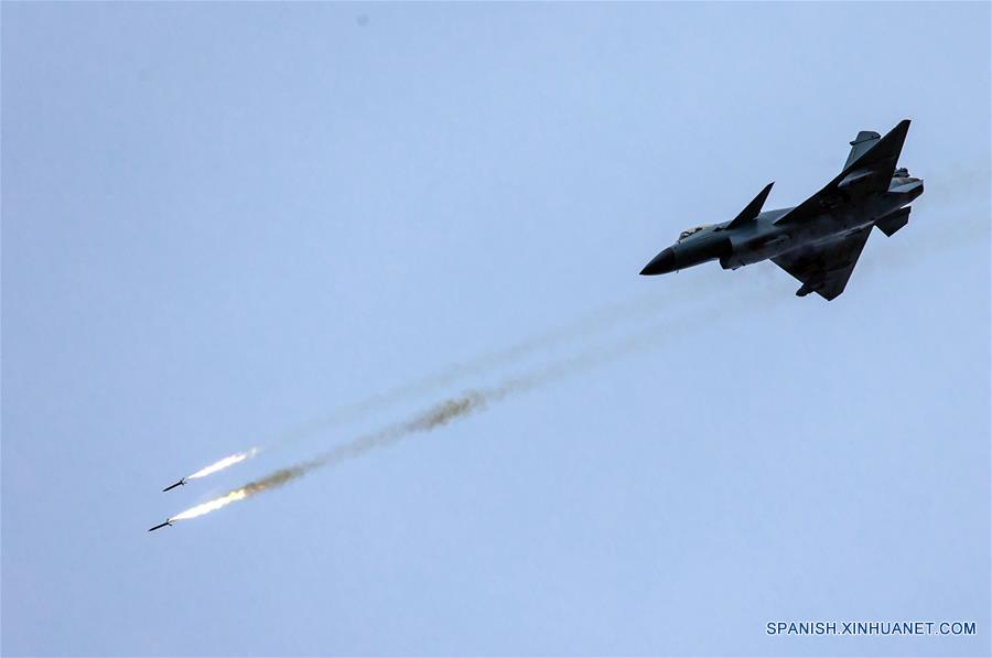 CHANGCHUN, junio 22, 2017 (Xinhua) -- Imagen del 14 de junio de 2017 del avión de combate J-10B de China, participando en un entrenamiento de vuelo. La fuerza aérea de China organizará dos competencias del 29 de julio al 12 de agosto como parte de un juego militar internacional, y mandará tropas para participar en otros concursos en el extranjero. El avión de combate J-10B de China participará en la competencia "Aviadarts" de los juegos. (Xinhua/Yang Pan)