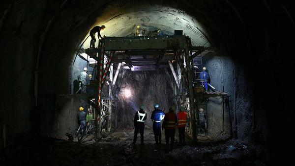 China construye la estación de ferrocarril más profunda del mundo bajo la Gran Muralla