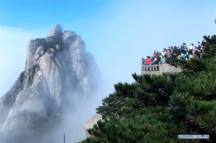 Los turistas disfrutan del paisaje de la monta?a de Tianzhu en Anhui