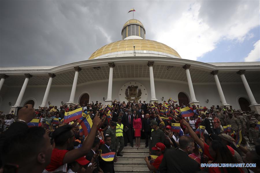  CARACAS, octubre 18, 2017 (Xinhua) -- La presidenta de la Asamblea Nacional Constituyente, Delcy Rodríguez (c), posa durante el evento de juramentación de los gobernadores oficialistas que ganaron en las elecciones del domingo, en el Palacio Federal Legislativo, en Caracas, Venezuela, el 18 de octubre de 2017. La Asamblea Nacional Constituyente (ANC) de Venezuela juramentó el miércoles a los 18 gobernadores chavistas que ganaron en las elecciones del pasado domingo, mientras que los cinco gobernadores electos de la oposición se negaron a asistir al acto. (Xinhua/Str)