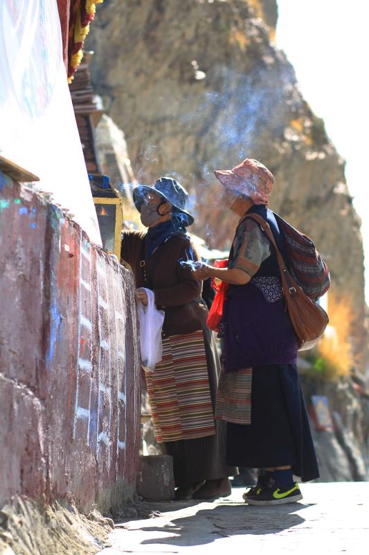 Devotos pegrinan a Lhasa, centro del budismo tibetano