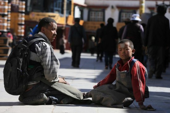 Devotos pegrinan a Lhasa, centro del budismo tibetano