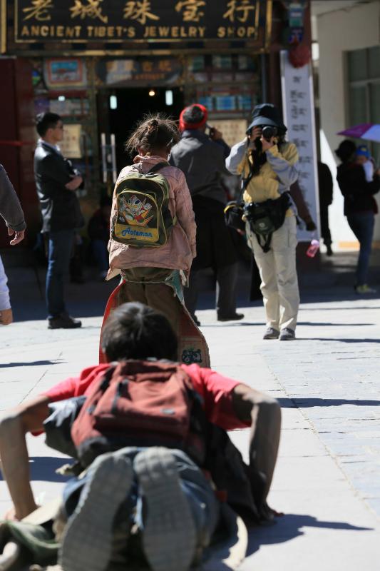 Devotos pegrinan a Lhasa, centro del budismo tibetano