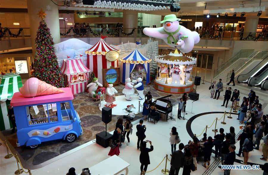 Los adornos navide?os decoran la ciudad de Hong Kong