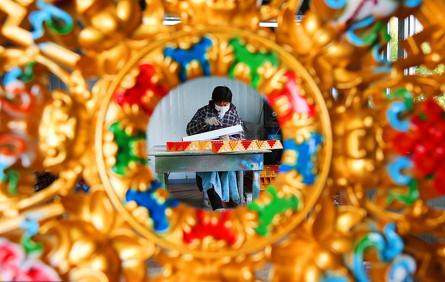 Un lugare?o construye decoraciones tibetanas para el hogar en la aldea Yanggang del poblado Jiuhua, en Rugao, provincia de Jiangsu, 20 de noviembre del 2017. [Foto: VCG]