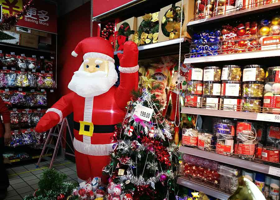 Una tienda en Beijing vende adornos navide?os, el 26 de noviembre de 2017. [Foto / VCG]