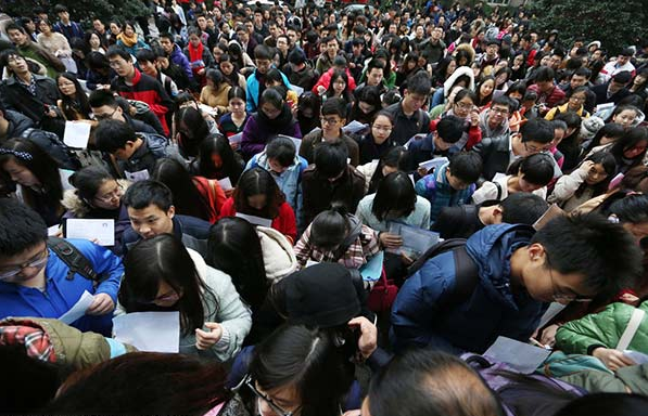 Candidatos asisten al Examen Nacional de Entrada al Servicio Público en la ciudad de Nanjing, provincia de Jiangsu, 30 Noviembre del 2014. [Foto: IC]