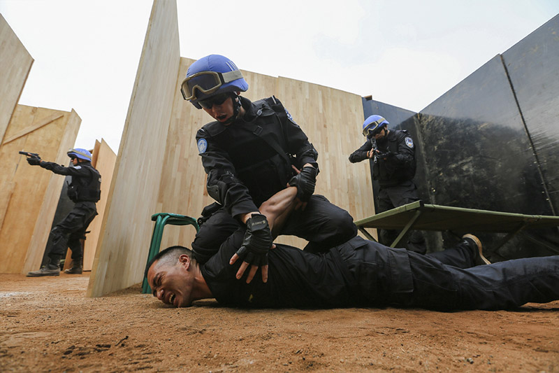 Monrovia,15/01/2018(El Pueblo en Línea)- Miembros de la policía china para el mantenimiento de la paz participan de un entrenamiento táctico e integrado en Monrovia, capital de Liberia. Ellos se preparan para afrontar una gran variedad de situaciones de emergencia, 13 de enero del 2018. (Foto: Zhao Xiaoxin/ Xinhua)