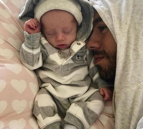 Enrique Iglesias comparte las primeras imágenes de sus hijos