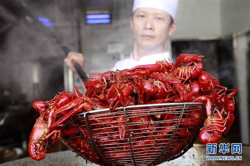 Xuyi, Jiangsu, 25/01/2018 (El Pueblo en Línea) - Maestros cocineros de Xuyi, provincia de Jiangsu, preparan langostinos para saludar el Festival de Primavera, que este a?o se celebrará el 16 de febrero, informó Xinhuanet.com, 23 de enero del 2018.