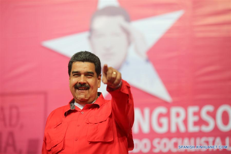 Imagen cedida por la Presidencia de Venezuela, del presidente venezolano, Nicolás Maduro, participando durante el Congreso Extraordinario del del Partido Socialista Unido de Venezuela (PSUV), en el Poliedro de Caracas, capital de Venezuela, el 2 de febrero de 2018. El gobernante Partido Socialista Unido de Venezuela (PSUV) decidió que Nicolás Maduro sea su candidato para los próximos comicios presidenciales del país, informó el viernes el primer vicepresidente del partido, Diosdado Cabello. "Aprobado por aclamación y por unanimidad", expresó Cabello durante el Congreso Extraordinario del PSUV, en Caracas, donde consultó a los militantes si estaban de acuerdo con esa propuesta electoral. El también legislador constituyente dijo que la decisión de esa organización política resultó tras evaluar el respaldo de los venezolanos al presidente Maduro. Durante el acto, estuvo presente Maduro, quien agradeció las palabras de Cabello y resaltó la "fortaleza" del PSUV (Xinhua/Presidencia de Venezuela)