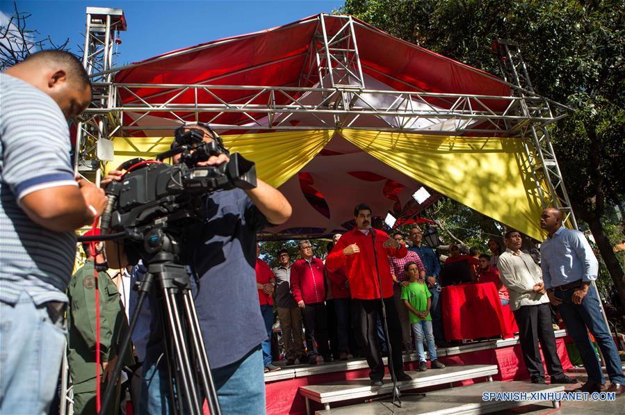 El presidente de Venezuela, Nicolás Maduro (c), pronuncia un discurso durante una jornada de carnetizacion del Partido Socialista Unido de Venezuela (PSUV), en la Plaza Bolívar, en Caracas, Venezuela, el 9 de marzo de 2018. El presidente de Venezuela, Nicolás Maduro, dijo el viernes que el secretario general de la Organización de las Naciones Unidas (ONU), António Guterres, no requiere de algún "paso burocrático" para el envío de una misión de acompa?amiento en los próximos comicios presidenciales. "Los reglamentos de las Naciones Unidas le facultan al secretario general para designar comisión de observación electoral en cualquier proceso, sin necesidad de pasar por algún paso burocrático: Asamblea General, Consejo de Seguridad", explicó Maduro en Caracas. El presidente venezolano ratificó su solicitud al secretario general de la ONU para que designe una misión de acompa?amiento en los comicios presidenciales programados para el próximo 20 de mayo. (Xinhua/Str)